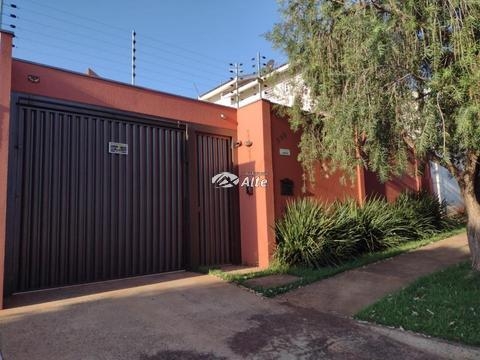 Casa à venda de Alto Padrã em Maringá, localizada no Jardim Novo Horizonte, com 3 quartos, com 160 m²