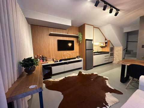 Sobrado à venda em Maringá, Zona 08, com 1 suíte, com 54 m², Edifício Condomínio Cesular