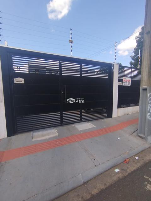 Casa para alugar em Maringá, Conjunto Residencial Branca Vieira, com 2 quartos, com 55 m²